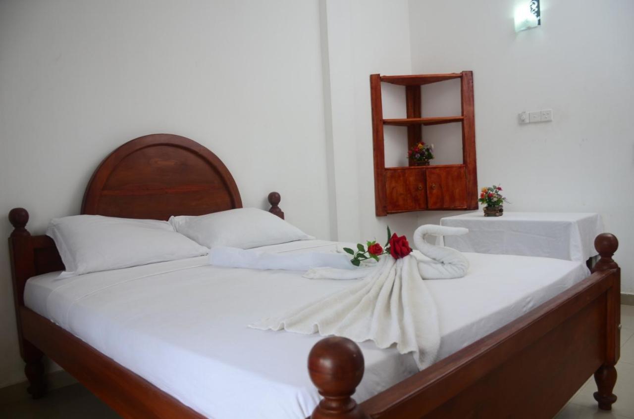 White Baby Hotel Hikkaduwa Buitenkant foto