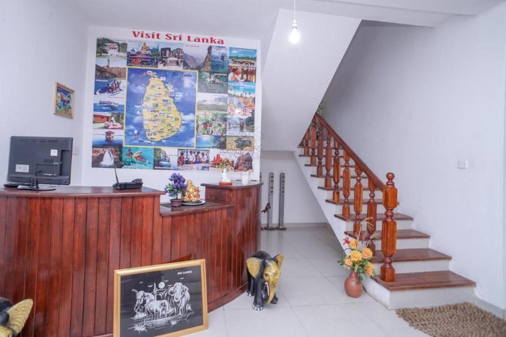 White Baby Hotel Hikkaduwa Buitenkant foto