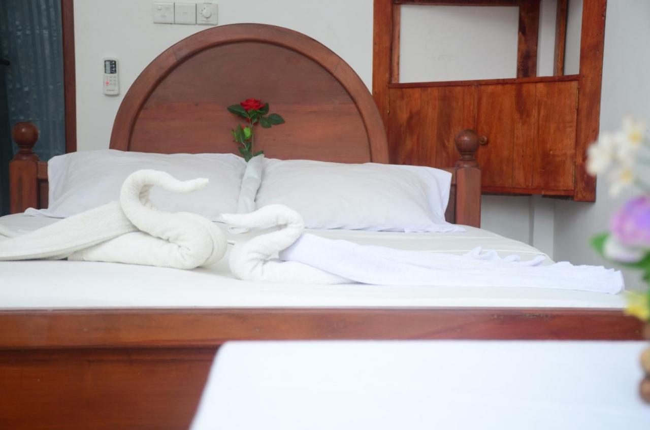 White Baby Hotel Hikkaduwa Buitenkant foto